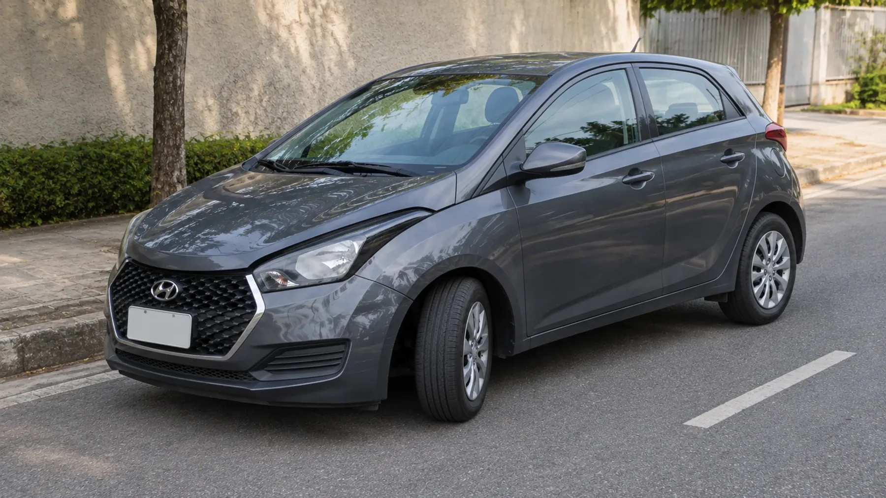 Hyundai HB20 cinza parado na rua com uma roda dianteira desalinhada após uma batida