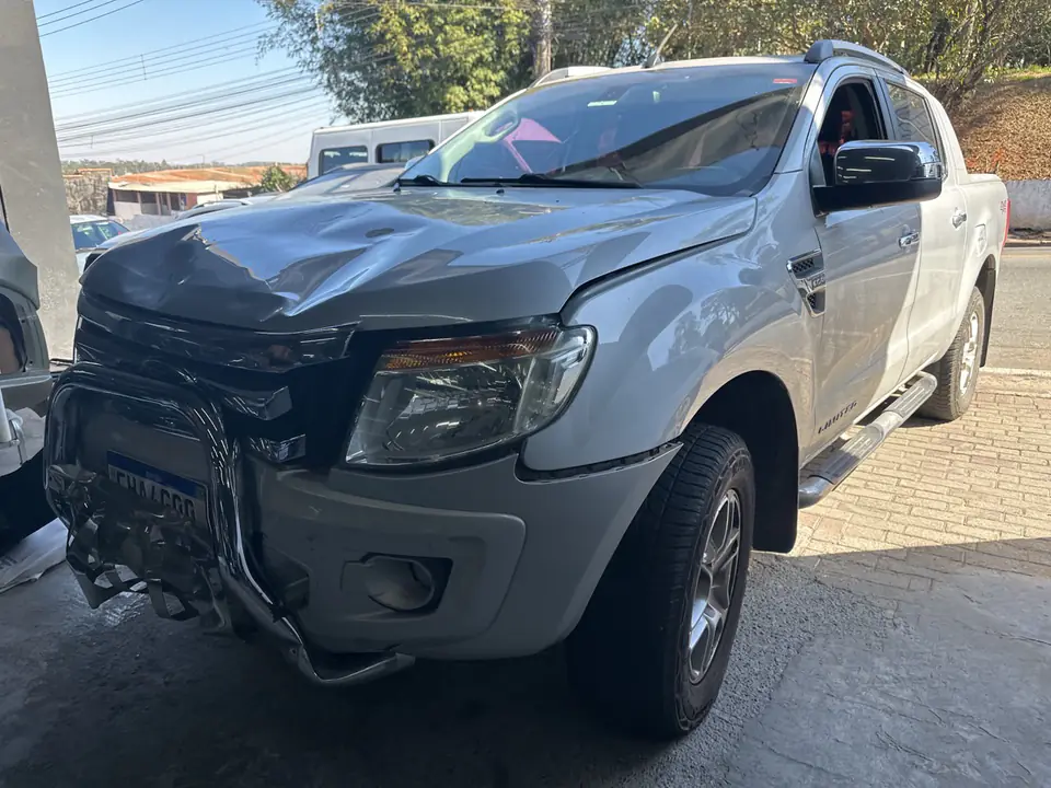Ford Ranger com danos na lataria antes do reparo de funilaria (antes)
